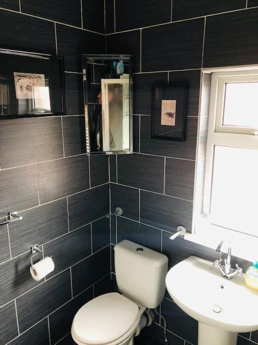 Cosy Two Bed Terraced House 7Min Drive From City Belfast Eksteriør bilde